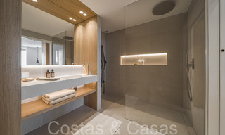 Luxueus appartement te koop met uitnodigend terras, privézwembad en zeezicht in Nueva Andalucia, Marbella 65192 
