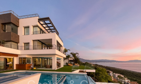 Luxueuze villa met moderne bouwstijl en adembenemend zeezicht te koop in Manilva, Costa del Sol 64992