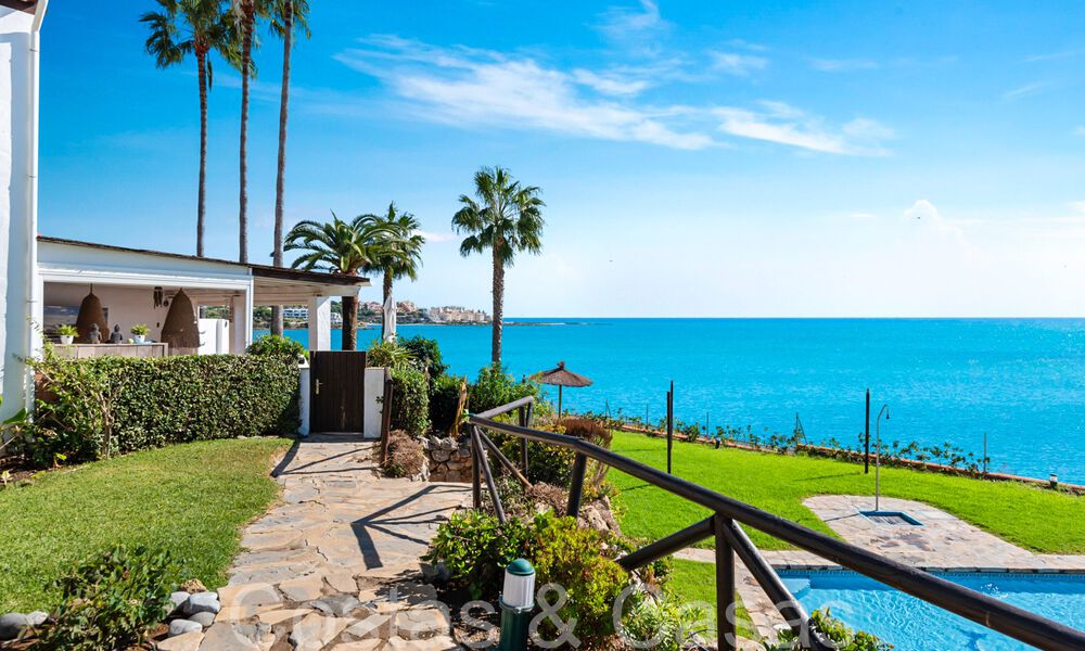 Trendy strandwoning te koop met schitterend zeezicht in een eerstelijnsstrand complex dicht bij Estepona stad 65380