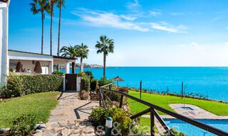 Trendy strandwoning te koop met schitterend zeezicht in een eerstelijnsstrand complex dicht bij Estepona stad 65380 