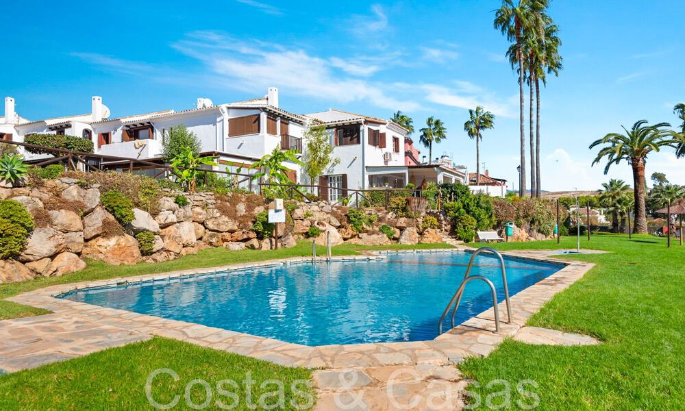 Trendy strandwoning te koop met schitterend zeezicht in een eerstelijnsstrand complex dicht bij Estepona stad 65381