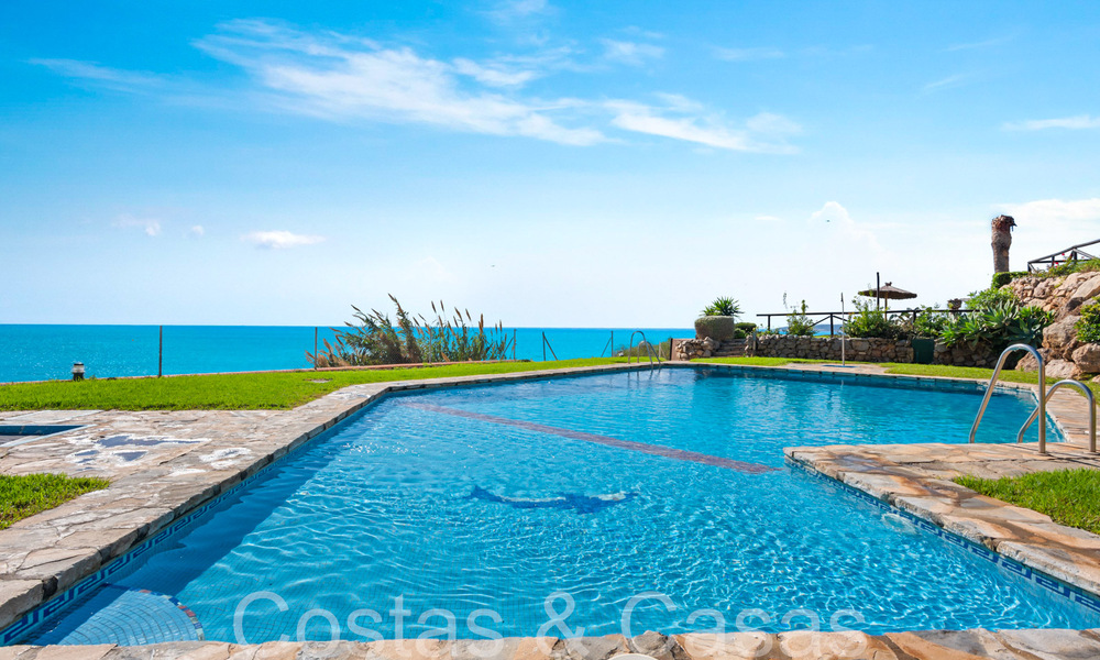 Trendy strandwoning te koop met schitterend zeezicht in een eerstelijnsstrand complex dicht bij Estepona stad 65384