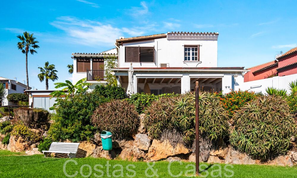 Trendy strandwoning te koop met schitterend zeezicht in een eerstelijnsstrand complex dicht bij Estepona stad 65386