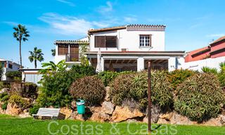 Trendy strandwoning te koop met schitterend zeezicht in een eerstelijnsstrand complex dicht bij Estepona stad 65386 