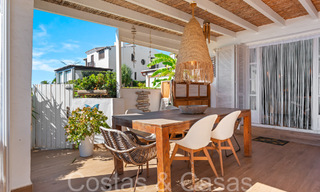 Trendy strandwoning te koop met schitterend zeezicht in een eerstelijnsstrand complex dicht bij Estepona stad 65391 