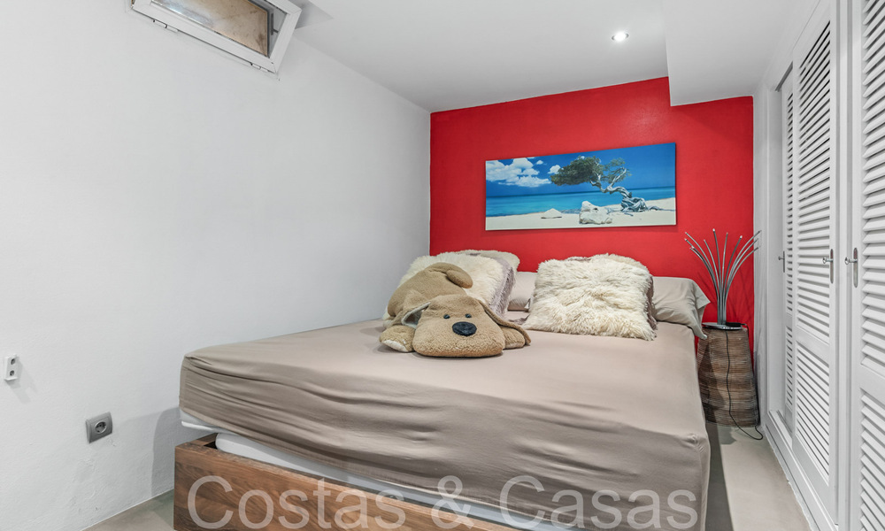 Trendy strandwoning te koop met schitterend zeezicht in een eerstelijnsstrand complex dicht bij Estepona stad 65394