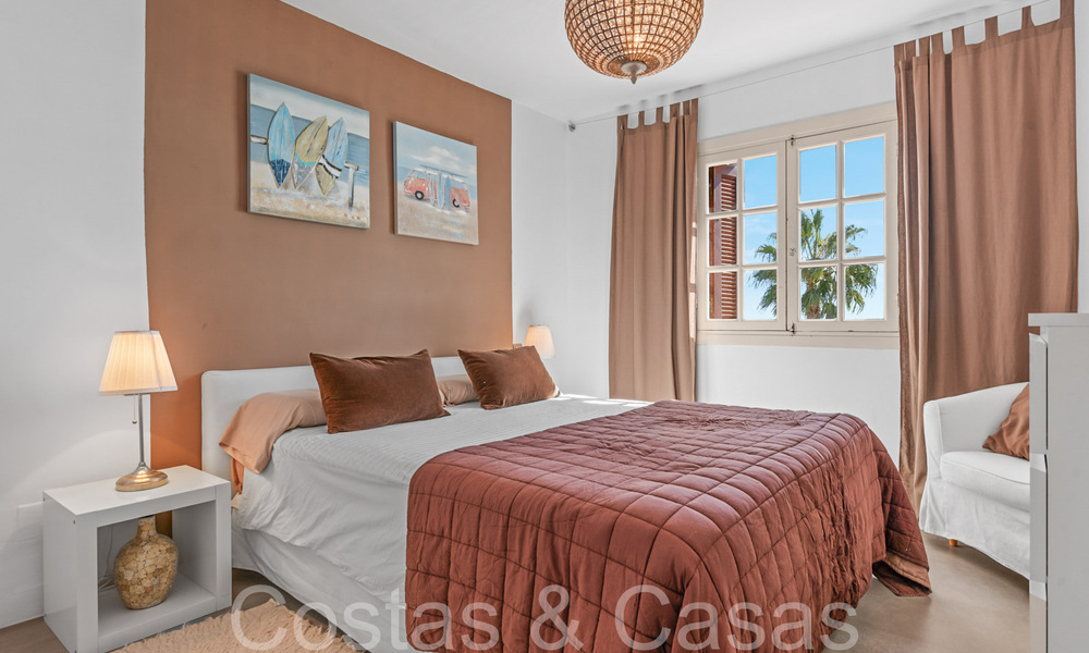 Trendy strandwoning te koop met schitterend zeezicht in een eerstelijnsstrand complex dicht bij Estepona stad 65395