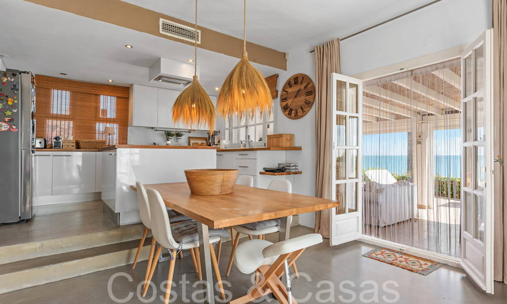 Trendy strandwoning te koop met schitterend zeezicht in een eerstelijnsstrand complex dicht bij Estepona stad 65405