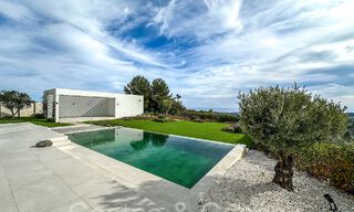 Architectonische luxevilla in een gated community met panoramisch zeezicht te koop in Marbella - Benahavis 65463 