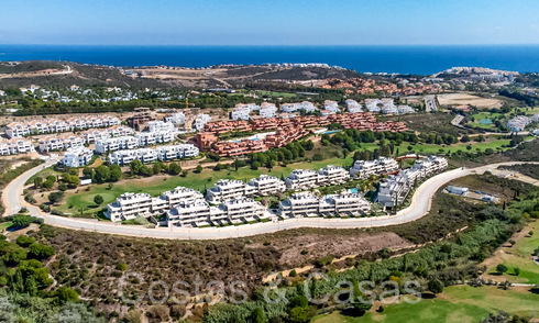 Nieuwbouwappartementen met avant-gardist ontwerp te koop, frontlijn golf in Casares, Costa del Sol 65350