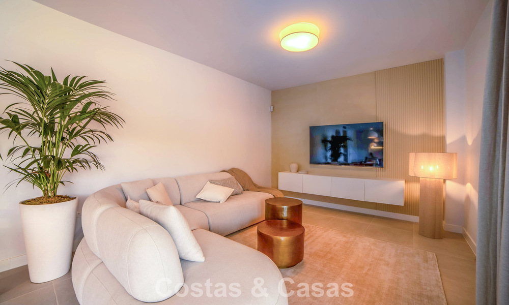 Nieuwbouwappartementen met avant-gardist ontwerp te koop, frontlijn golf in Casares, Costa del Sol 799000