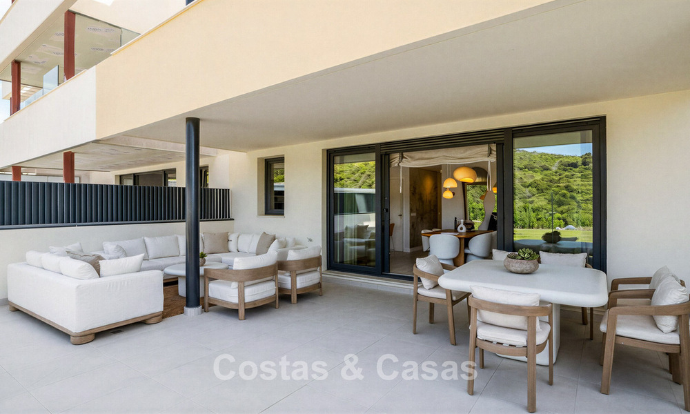 Nieuwbouwappartementen met avant-gardist ontwerp te koop, frontlijn golf in Casares, Costa del Sol 799005