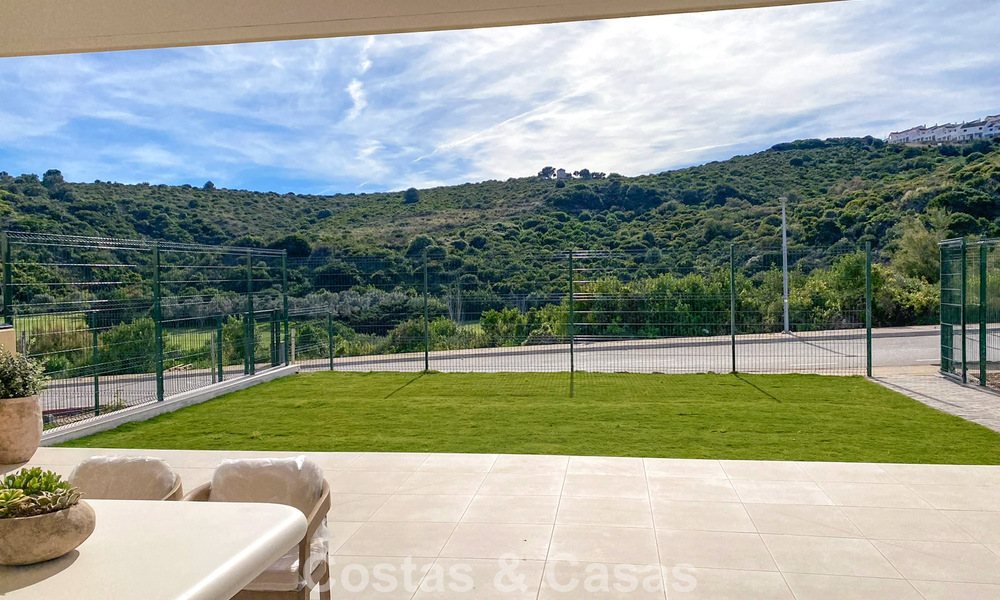 Nieuwbouwappartementen met avant-gardist ontwerp te koop, frontlijn golf in Casares, Costa del Sol 799006