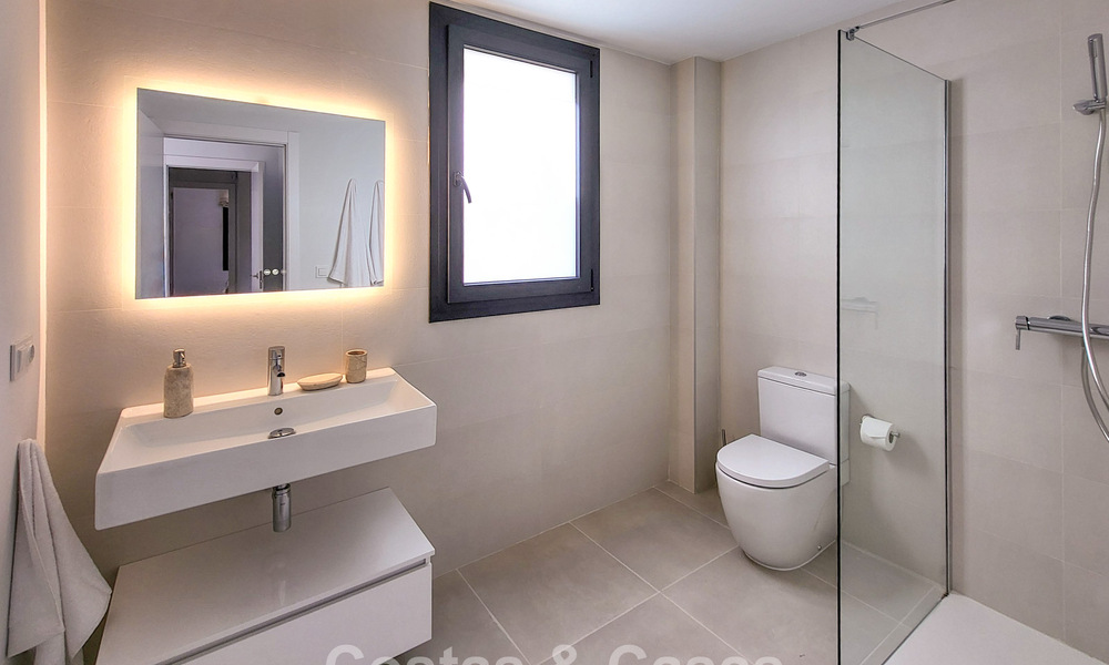 Nieuwbouwappartementen met avant-gardist ontwerp te koop, frontlijn golf in Casares, Costa del Sol 799016