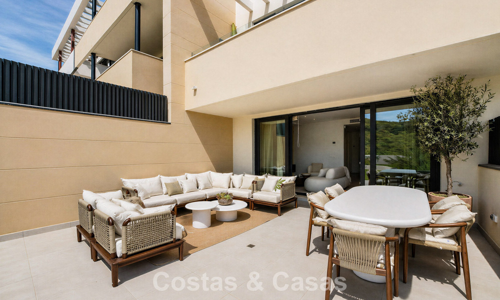 Nieuwbouwappartementen met avant-gardist ontwerp te koop, frontlijn golf in Casares, Costa del Sol 799022