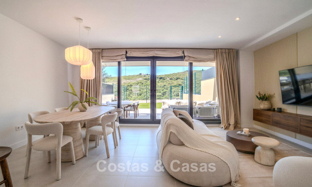 Nieuwbouwappartementen met avant-gardist ontwerp te koop, frontlijn golf in Casares, Costa del Sol 799023