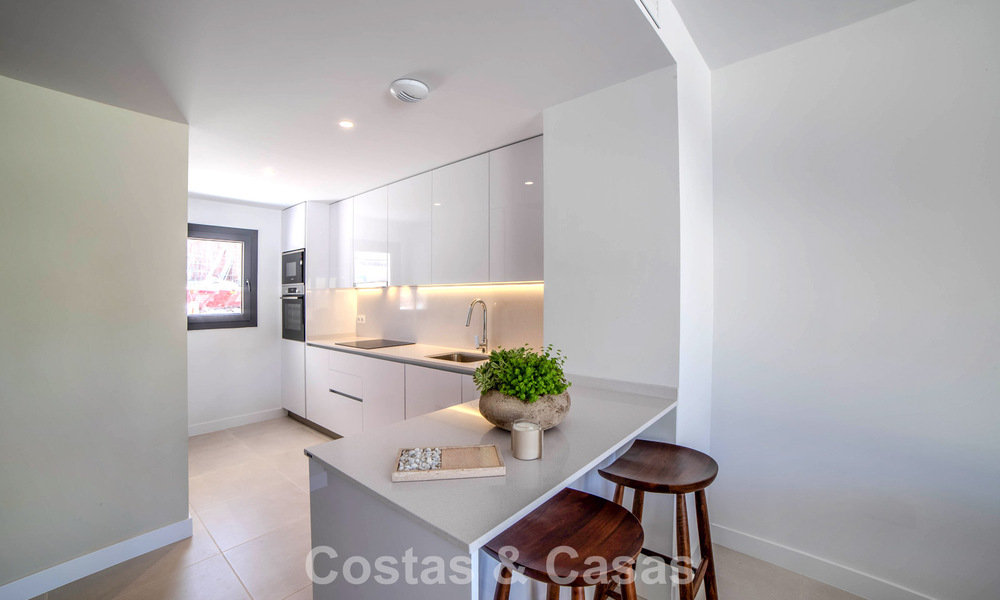 Nieuwbouwappartementen met avant-gardist ontwerp te koop, frontlijn golf in Casares, Costa del Sol 799024