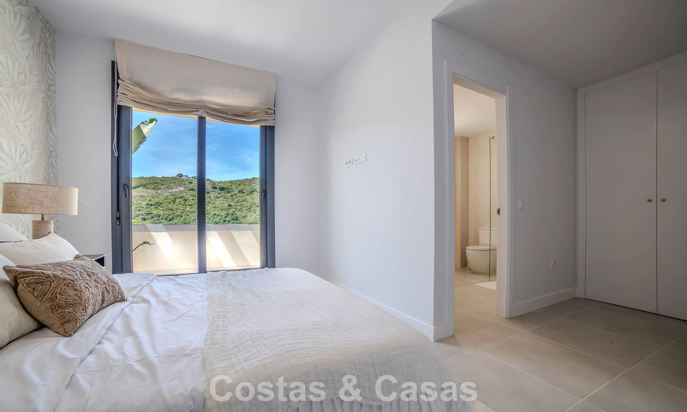 Nieuwbouwappartementen met avant-gardist ontwerp te koop, frontlijn golf in Casares, Costa del Sol 799025