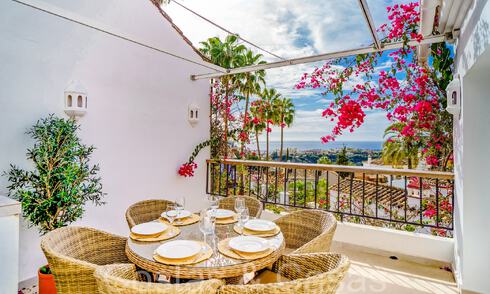 Pittoresk rijhuis met zeezicht en gastenstudio te koop in een gated community in de heuvels van Marbella - Benahavis 65968