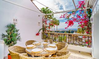 Pittoresk rijhuis met zeezicht en gastenstudio te koop in een gated community in de heuvels van Marbella - Benahavis 65968 