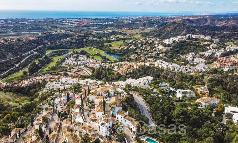 Pittoresk rijhuis met zeezicht en gastenstudio te koop in een gated community in de heuvels van Marbella - Benahavis 65977