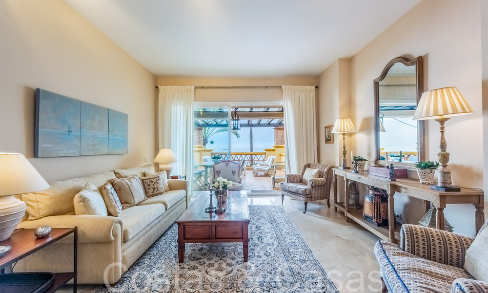 Ruim appartement te koop in een gated strandcomplex met onbelemmerd zeezicht ten oosten van Marbella centrum 66029