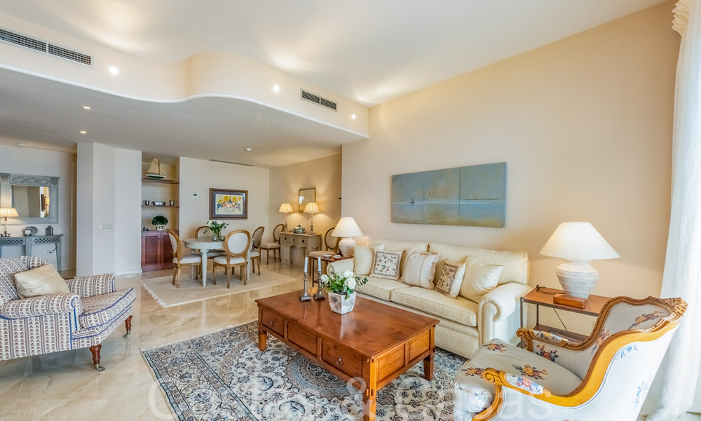 Ruim appartement te koop in een gated strandcomplex met onbelemmerd zeezicht ten oosten van Marbella centrum 66030