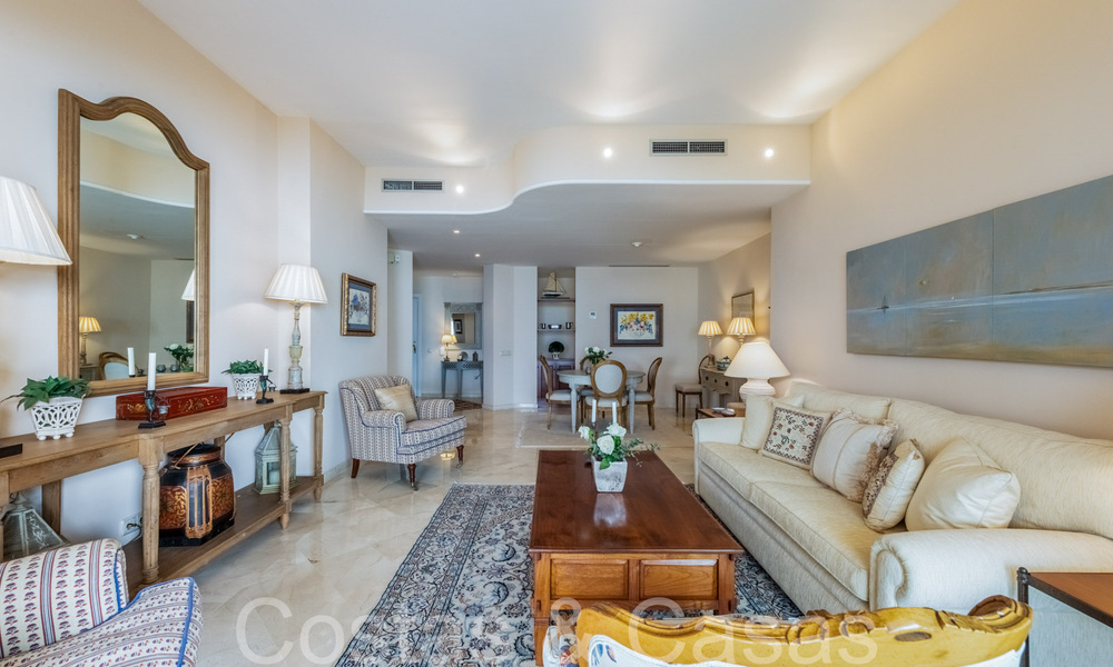 Ruim appartement te koop in een gated strandcomplex met onbelemmerd zeezicht ten oosten van Marbella centrum 66031