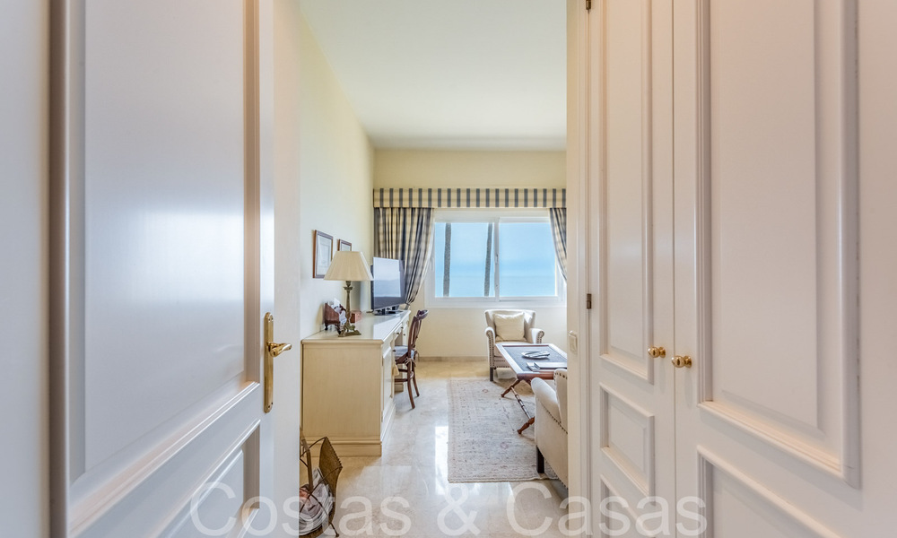 Ruim appartement te koop in een gated strandcomplex met onbelemmerd zeezicht ten oosten van Marbella centrum 66044