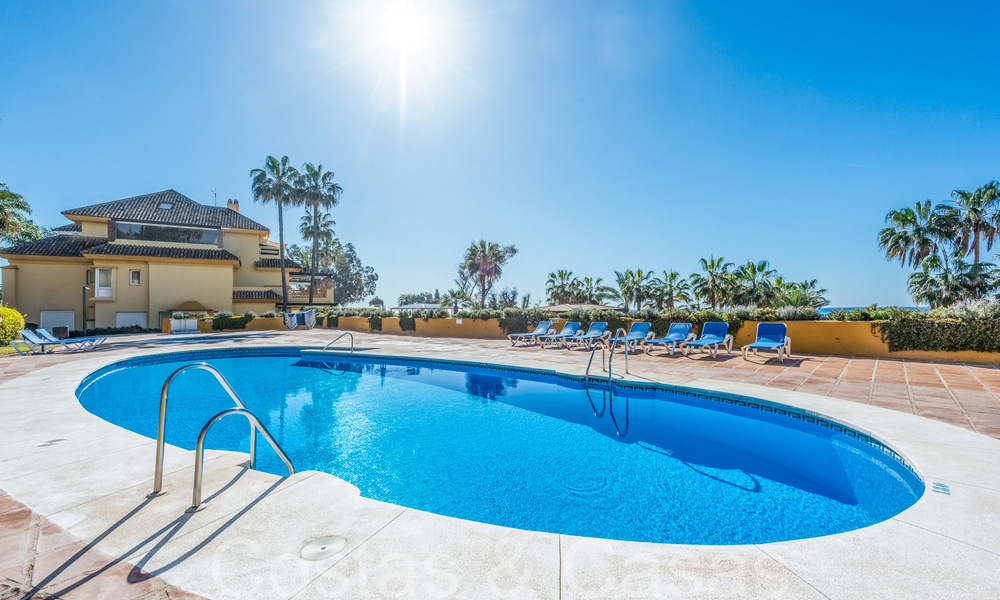 Ruim appartement te koop in een gated strandcomplex met onbelemmerd zeezicht ten oosten van Marbella centrum 66059