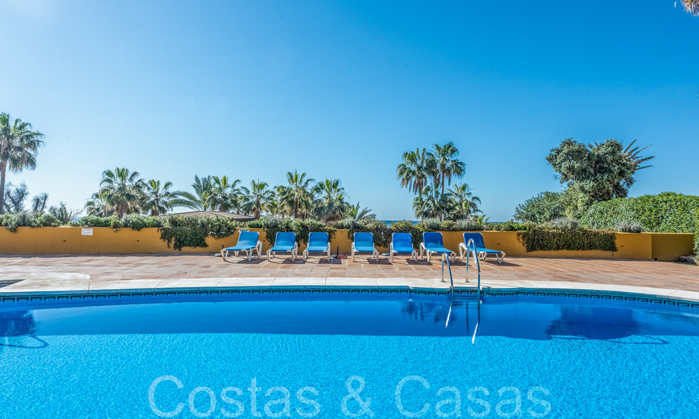 Ruim appartement te koop in een gated strandcomplex met onbelemmerd zeezicht ten oosten van Marbella centrum 66060