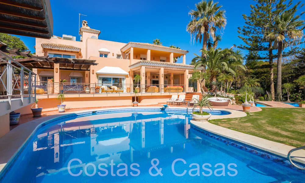 Andalusische villa direct aan het strand te koop, op de New Golden Mile tussen Marbella en Estepona 66247