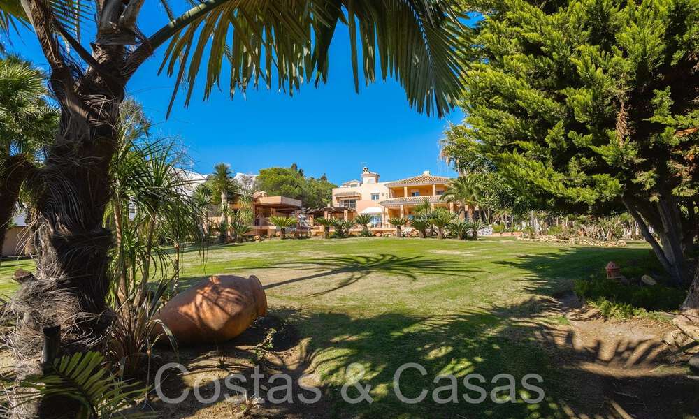 Andalusische villa direct aan het strand te koop, op de New Golden Mile tussen Marbella en Estepona 66248