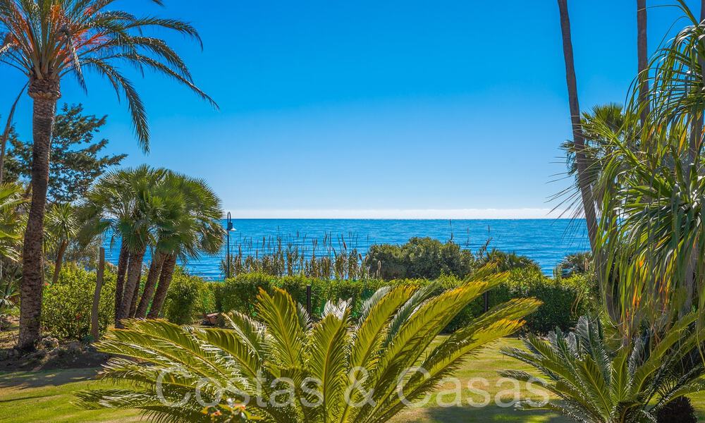 Andalusische villa direct aan het strand te koop, op de New Golden Mile tussen Marbella en Estepona 66250