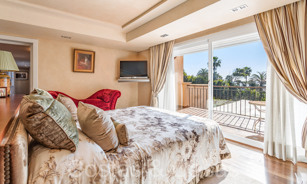 Andalusische villa direct aan het strand te koop, op de New Golden Mile tussen Marbella en Estepona 66252