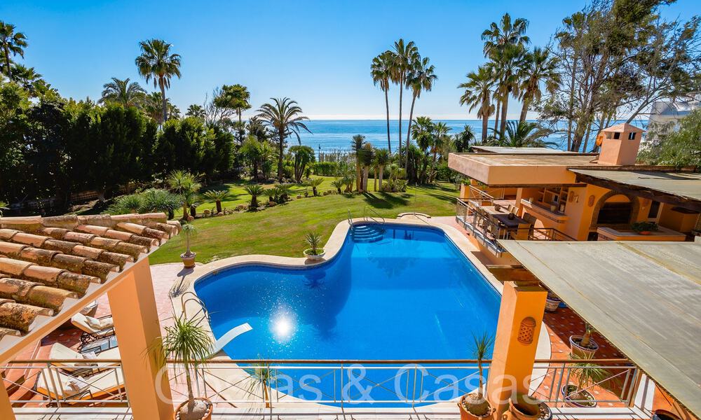 Andalusische villa direct aan het strand te koop, op de New Golden Mile tussen Marbella en Estepona 66259
