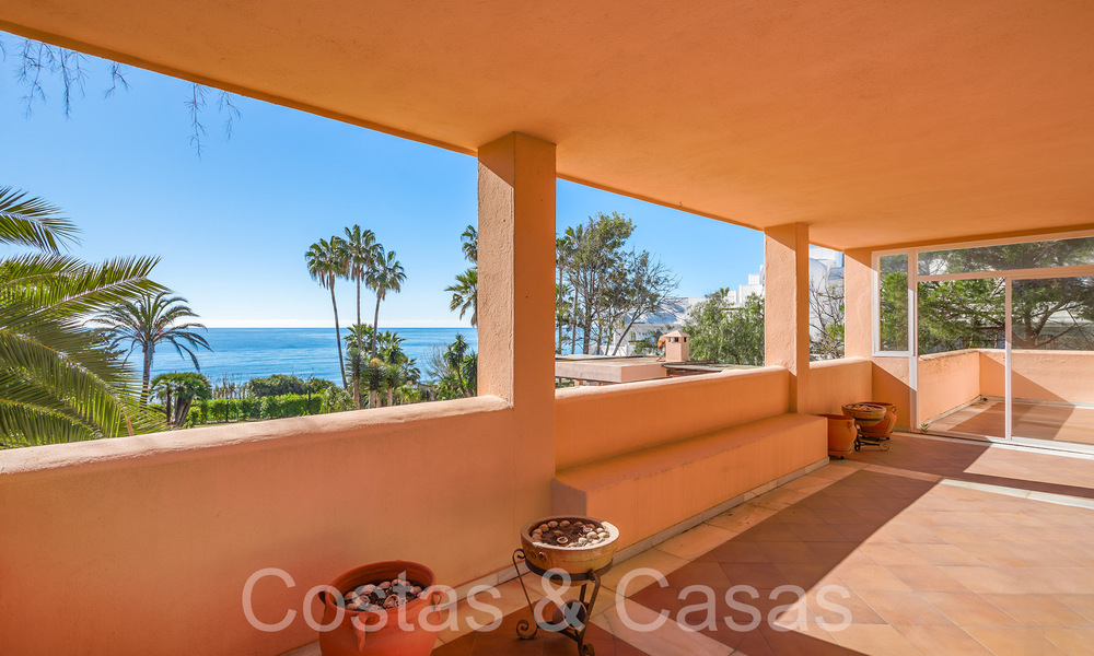 Andalusische villa direct aan het strand te koop, op de New Golden Mile tussen Marbella en Estepona 66262