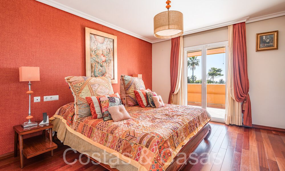 Andalusische villa direct aan het strand te koop, op de New Golden Mile tussen Marbella en Estepona 66268