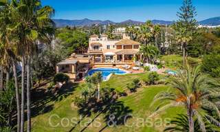 Andalusische villa direct aan het strand te koop, op de New Golden Mile tussen Marbella en Estepona 66292 