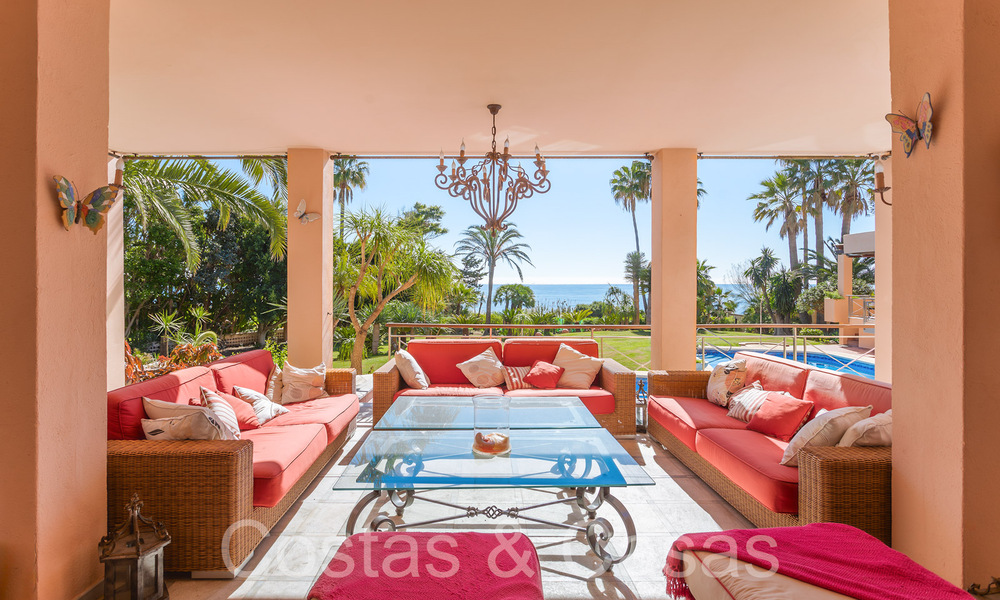Andalusische villa direct aan het strand te koop, op de New Golden Mile tussen Marbella en Estepona 66300