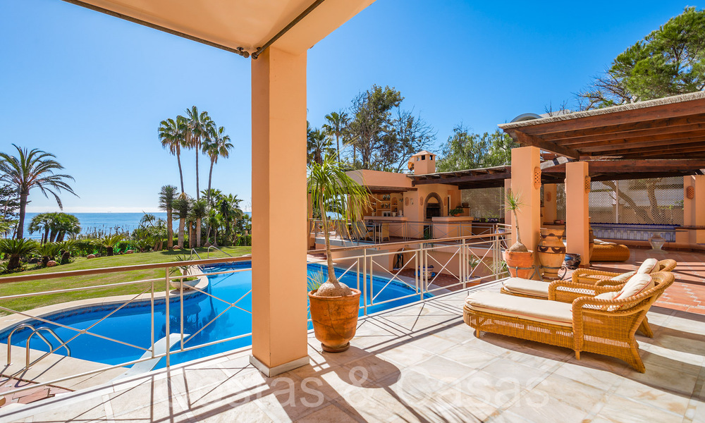 Andalusische villa direct aan het strand te koop, op de New Golden Mile tussen Marbella en Estepona 66301