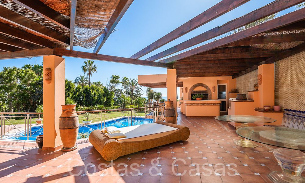 Andalusische villa direct aan het strand te koop, op de New Golden Mile tussen Marbella en Estepona 66302