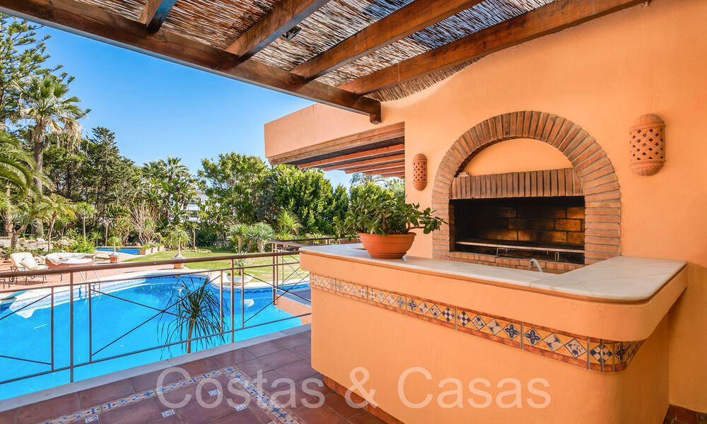 Andalusische villa direct aan het strand te koop, op de New Golden Mile tussen Marbella en Estepona 66303