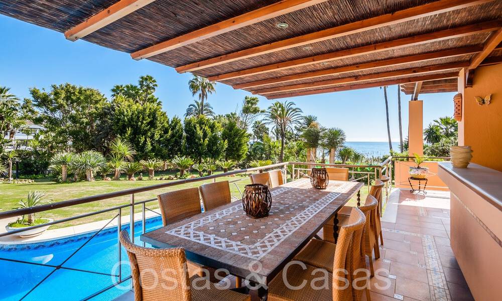 Andalusische villa direct aan het strand te koop, op de New Golden Mile tussen Marbella en Estepona 66304