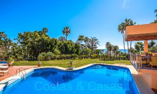 Andalusische villa direct aan het strand te koop, op de New Golden Mile tussen Marbella en Estepona 66306 