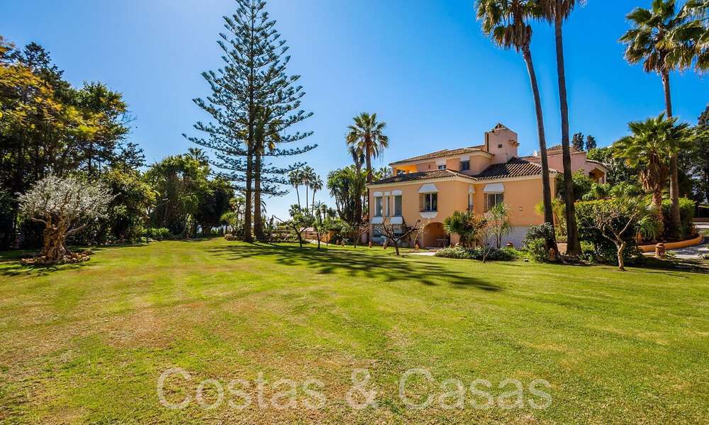 Andalusische villa direct aan het strand te koop, op de New Golden Mile tussen Marbella en Estepona 66316