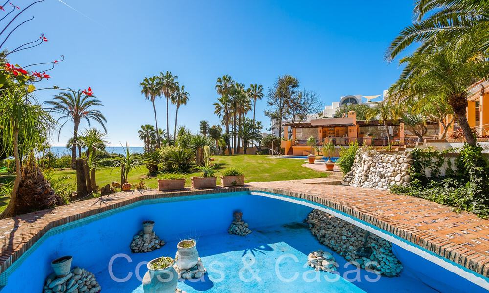 Andalusische villa direct aan het strand te koop, op de New Golden Mile tussen Marbella en Estepona 66319