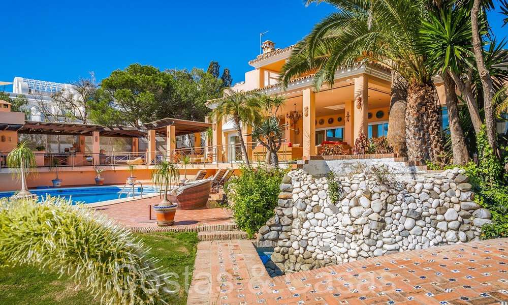 Andalusische villa direct aan het strand te koop, op de New Golden Mile tussen Marbella en Estepona 66320