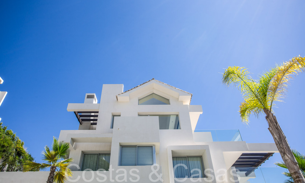Instapklaar, gloednieuw penthouse met 3 slaapkamers te koop met zeezicht in een gated resort in Benahavis - Marbella 66206