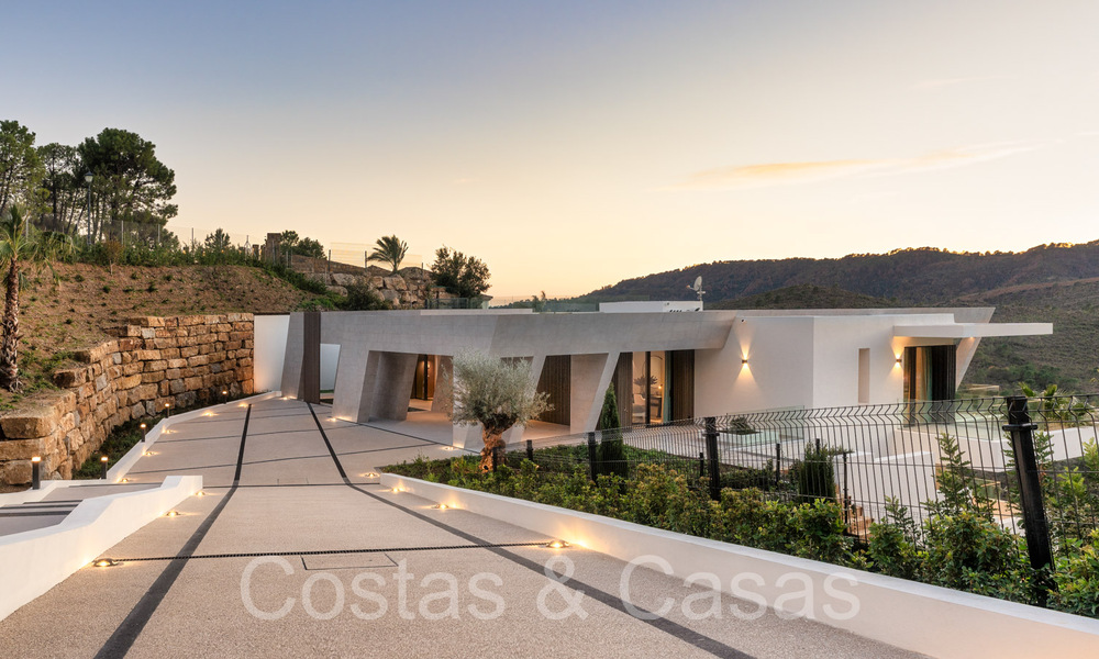 Nieuwe, architectonische villa te koop in een beveiligde urbanisatie in Marbella - Benahavis 66487